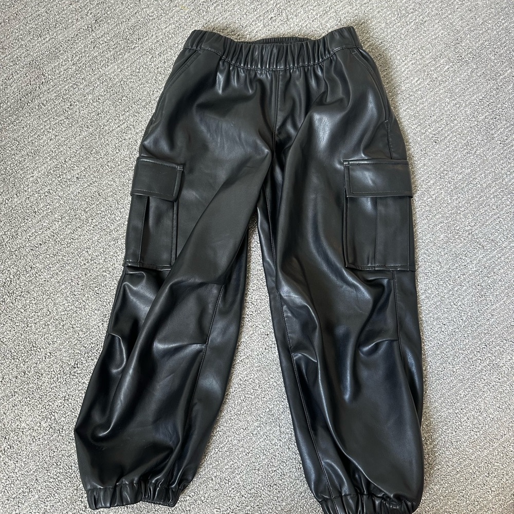 Sz 6/7 Y GAP Kids Black Faux Leather Cargo Joggers